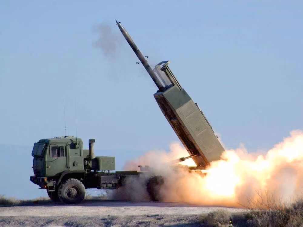Hệ thống pháo phản lực cơ động cao (HIMARS) do Mỹ sản xuất có giá xuất xưởng gần 5 triệu USD. Ảnh: Quân đội Mỹ upload.wikimedia.org-wikipedia-commons-8-83-_himars_-_missile_launched.jpg