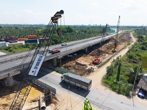 Ký hợp đồng tín dụng hơn 27.000 tỷ đồng cho dự án mở rộng cao tốc TP Hồ Chí Minh - Trung Lương - Mỹ Thuận