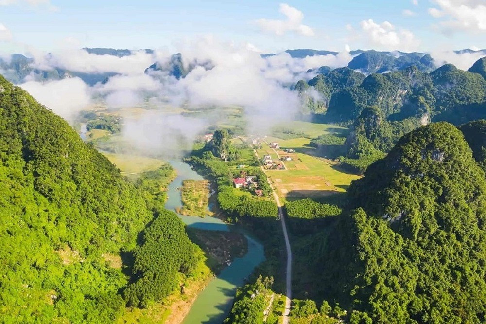 Khu du lịch cấp tỉnh Phong Nha - Kẻ Bàng với địa hình đa dạng, có giá trị đặc biệt về địa chất, địa mạo và đa dạng sinh học. Ảnh: BQL VQG Phong Nha - Kẻ Bàng 1pnh1.jpg