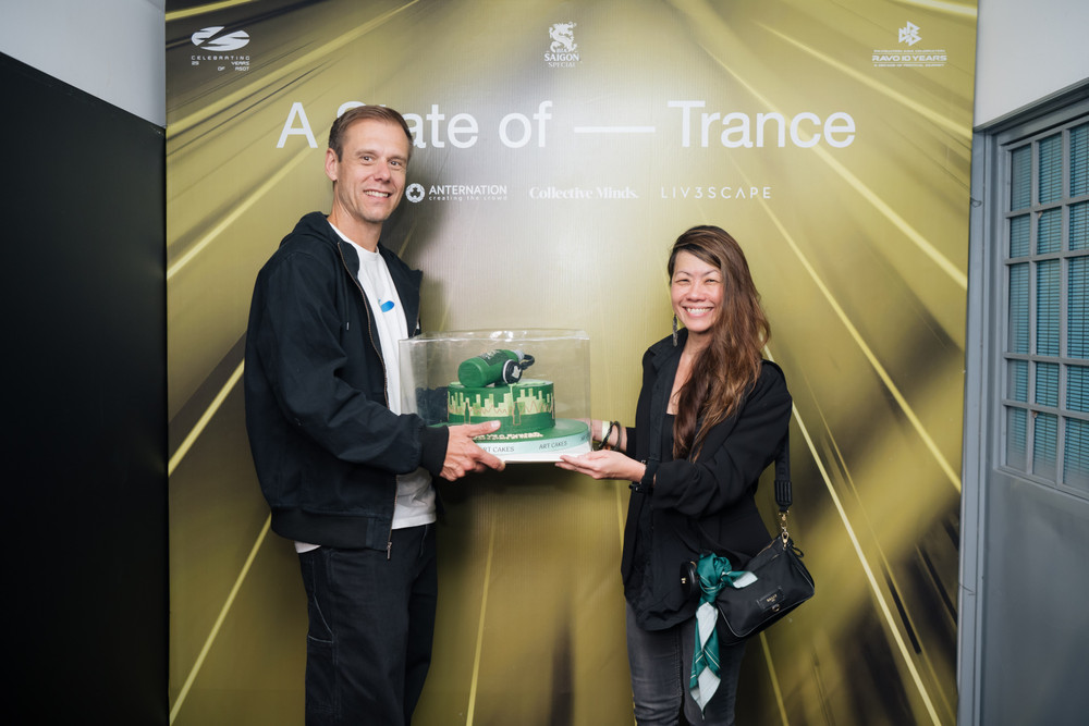 Món quà tặng DJ Armin van Buuren gửi gắm tình cảm, sự chào đón nồng nhiệt và niềm tự hào của cộng đồng người hâm mộ Việt Nam (Ảnh: SABECO) mon-qua-tang-dj-armin-van-buuren-gui-gam-tinh-cam-su-chao-don-nong-nhiet-va-niem-tu-hao-cua-cong-dong-nguoi-ham-mo-viet-nam.jpg