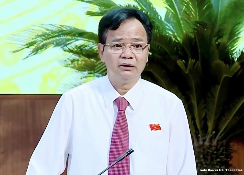 Giám đốc Sở Khoa học và Công nghệ Trần Duy Bình trả lời chất vấn của các đại biểu về nhiều vấn đề liên quan đến chuyển đổi số