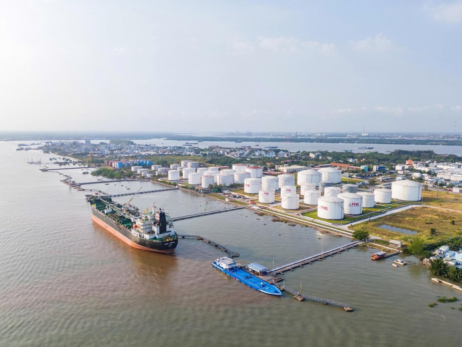 Tàu đang nhập hàng vào kho PVOIL Nhà Bè Tàu đang nhập hàng vào kho PVOIL Nhà Bè