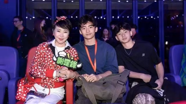 Các con của Trương Bá Chi lần lượt là Lucas (19 tuổi) và Quintus (16 tuổi) bên bà nội Địch Ba Lạp: Ảnh: Weibo img-3495.jpg