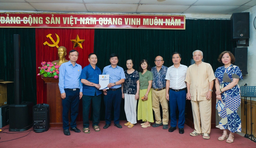 Đoàn công tác Petrovietnam tặng quà tri ân các thương binh, nạn nhân chất độc da cam tại phường Láng và phường Giảng Võ (Hà Nội). Đoàn công tác Petrovietnam tặng quà tri ân các thương binh, nạn nhân chất độc da cam tại phường Láng và phường Giảng Võ (Hà Nội).
