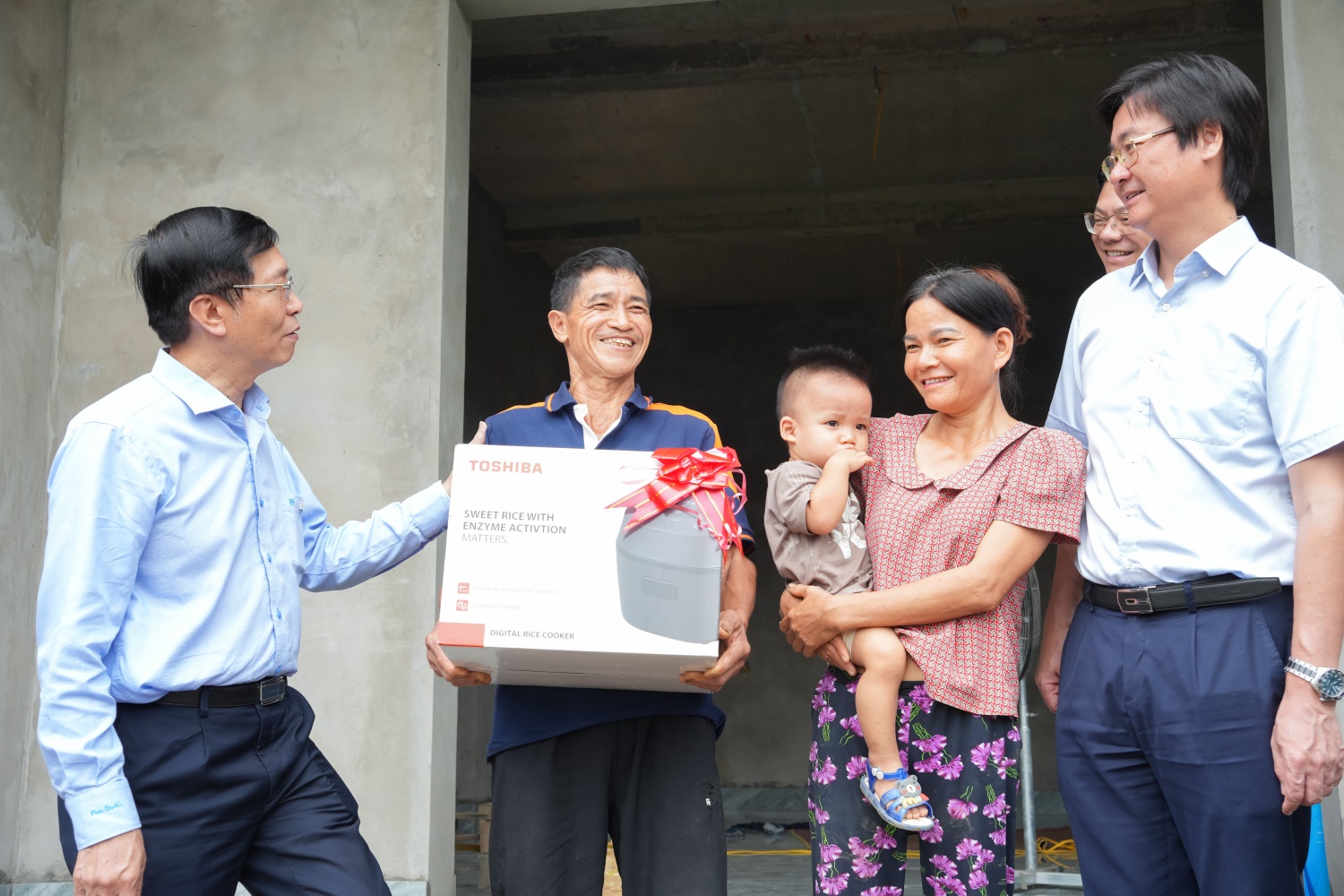 Petrovietnam thăm hỏi, động viên các hộ dân có hoàn cảnh đặc biệt tại xã Tân Long, Tuyên Quang Petrovietnam thăm hỏi, động viên các hộ dân có hoàn cảnh đặc biệt tại xã Tân Long, Tuyên Quang