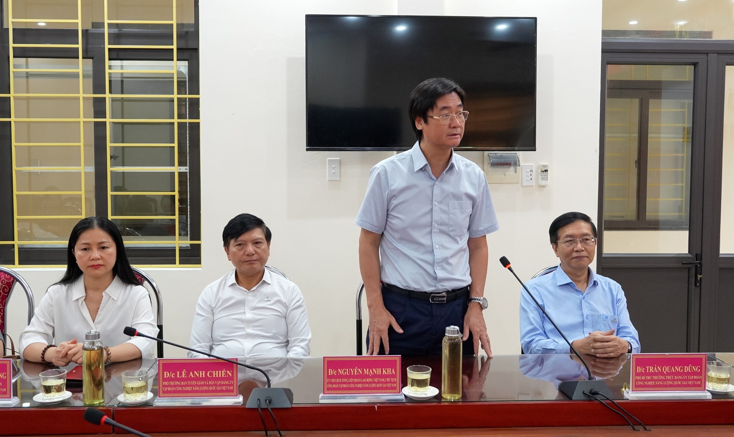 Petrovietnam thăm hỏi, động viên các hộ dân có hoàn cảnh đặc biệt tại xã Tân Long, Tuyên Quang Petrovietnam thăm hỏi, động viên các hộ dân có hoàn cảnh đặc biệt tại xã Tân Long, Tuyên Quang