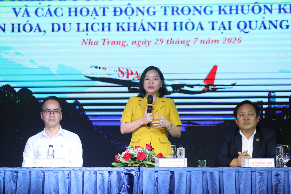Lãnh đạo Sở Văn hóa, Thể thao và Du lịch Khánh Hòa thông tin tại hội nghị bay.jpg