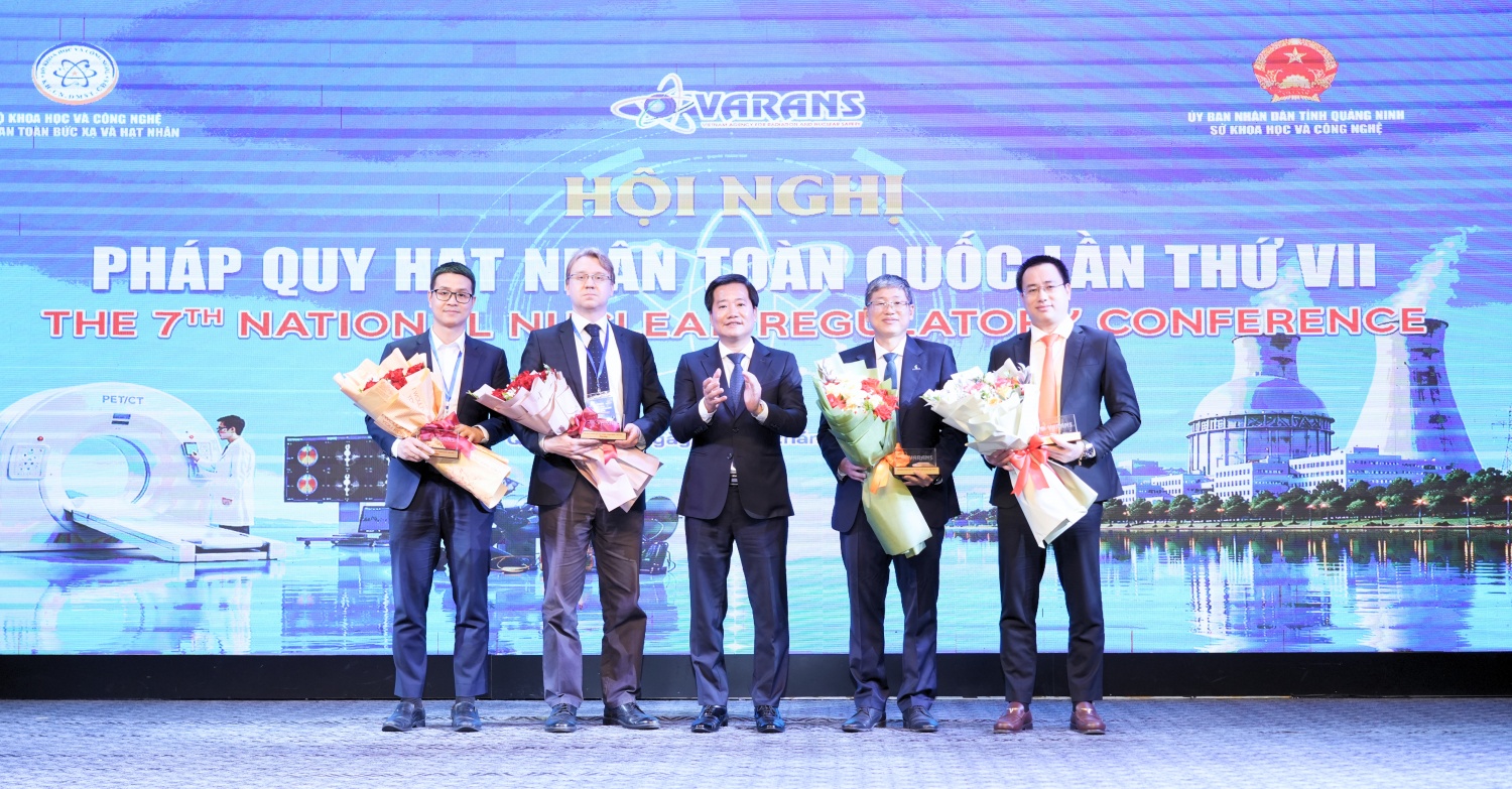 Petrovietnam được trao nhận kỷ niệm chương của VARANS