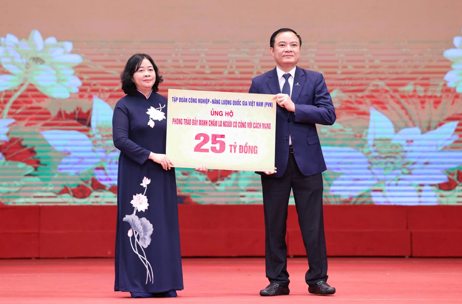 Đồng chí Lê Ngọc Sơn - Bí thư Đảng ủy, Chủ tịch HĐTV Petrovietnam trao biểu trưng ủng hộ cho phong trào đẩy mạnh chăm lo người có công với cách mạng.
