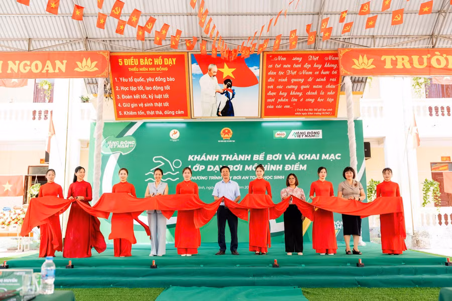 Đại diện Bộ GD&ĐT, Sở GD&ĐT Bắc Ninh, chính quyền địa phương, nhà trường và Nestlé Việt Nam cắt băng khánh thành. nestle-viet-nam-3.jpg