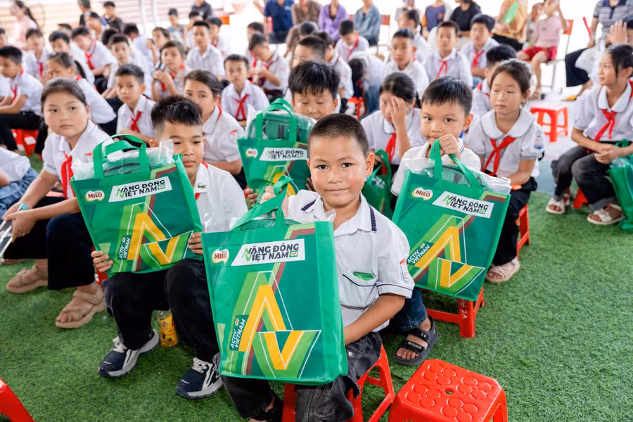 Ban tổ chức dành tặng những suất học bơi miễn phí cùng trang thiết bị học bơi cho 40 em học sinh Trường Tiểu học Đồng Vương. nestle-viet-nam-4.jpg