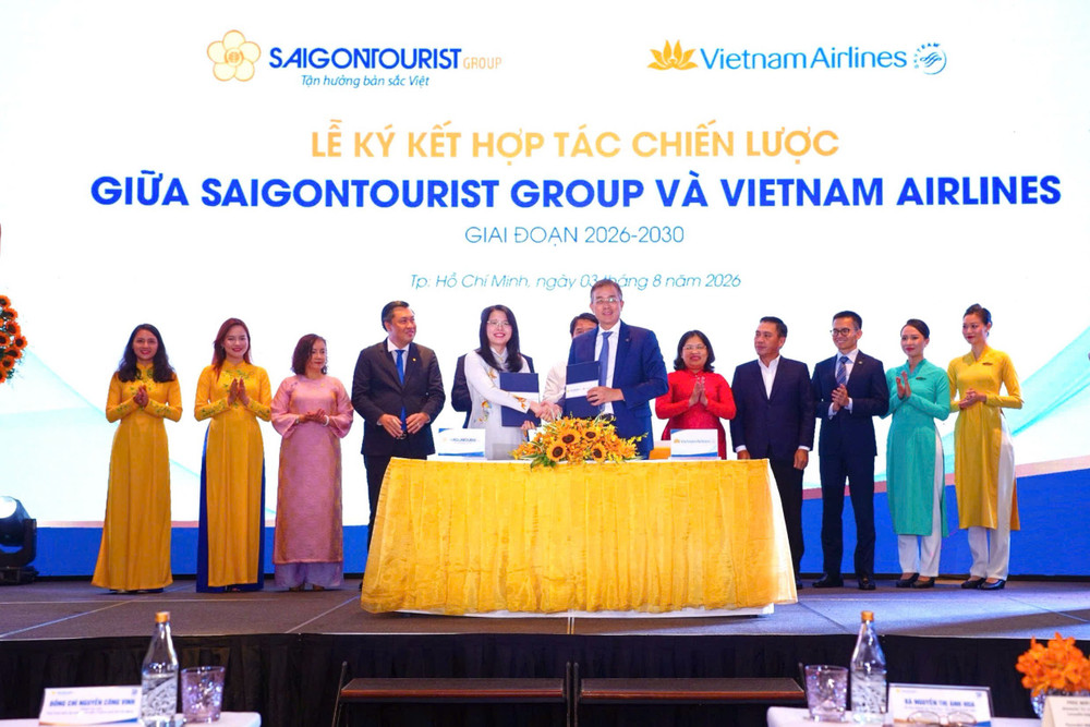Chủ tịch Hội đồng quản trị Vietnam Airlines Đặng Ngọc Hòa và Chủ tịch Hội đồng thành viên Saigontourist Group Nguyễn Thị Ánh Hoa trao biên bản ký kết hợp tác. anh-2-chu-tich-hoi-dong-quan-tri-vietnam-airlines-dang-ngoc-hoa-va-chu-tich-hoi-dong-thanh-vien-saigontourist-group-nguyen-thi-anh-hoa-trao-bien-ban-ky-ket-hop-tac.jpg