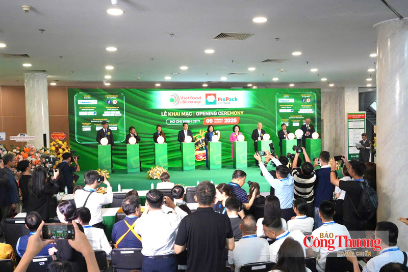 Quang cảnh lễ khai mạc triển lãm.