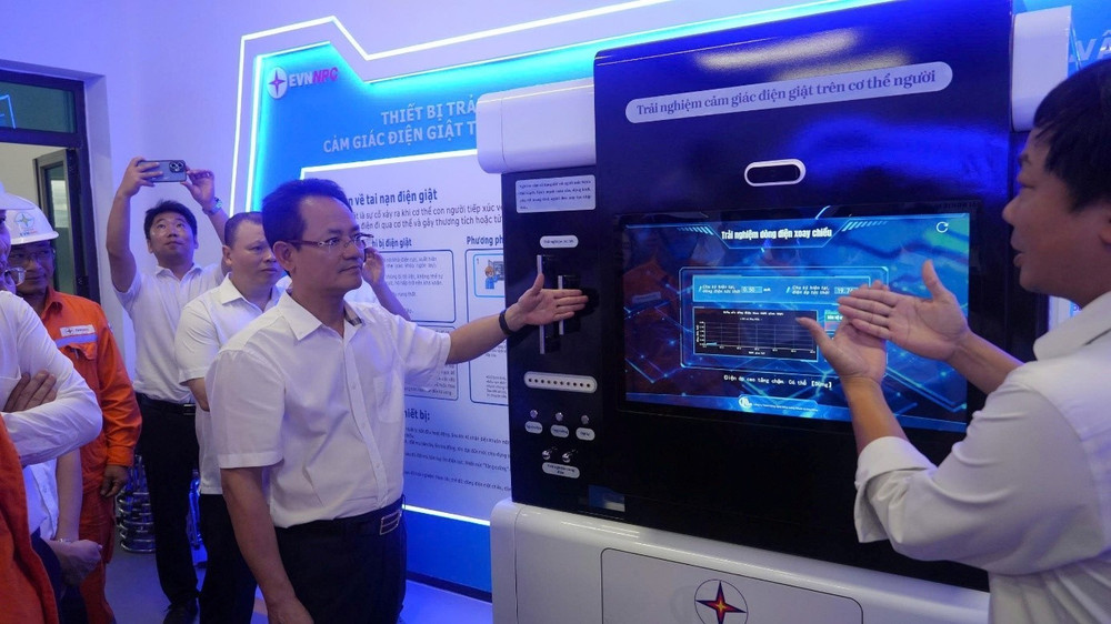 Các đại biểu tham quan, trải nghiệm các mô đun huấn luyện hiện đại tại Thao trường An toàn điện và nhận diện mối nguy. 07.jpg