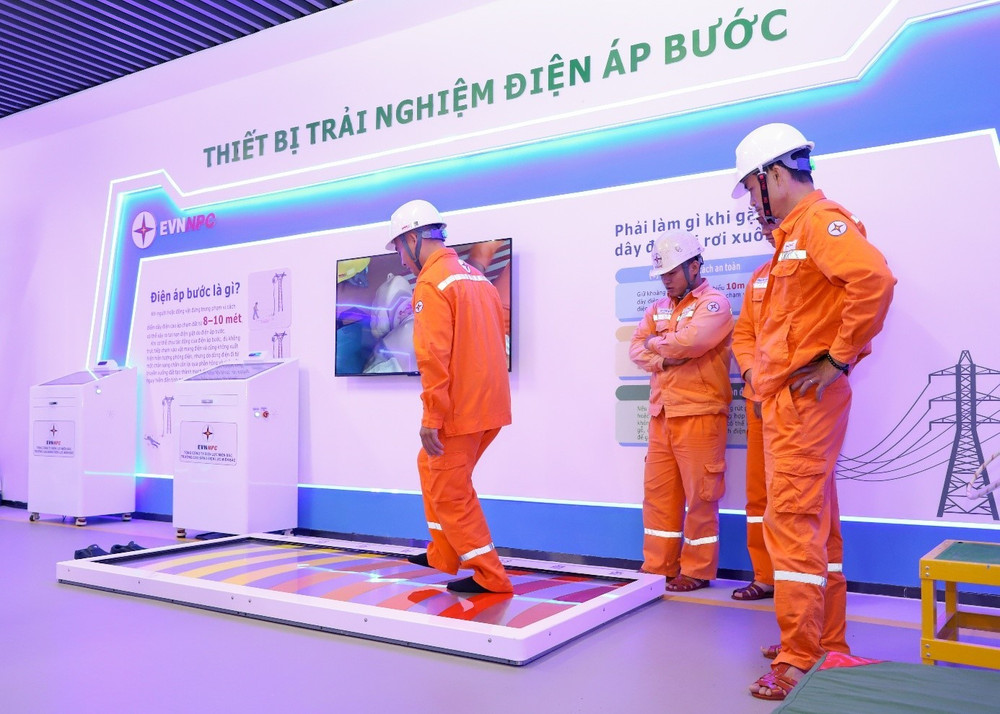Học viên trải nghiệm các mô đun huấn luyện tại Thao trường An toàn điện và nhận diện mối nguy, kết hợp công nghệ thực tế ảo và các tình huống mô phỏng, góp phần nâng cao kỹ năng nhận diện mối nguy và thực hành an toàn trong lao động. 02.jpg