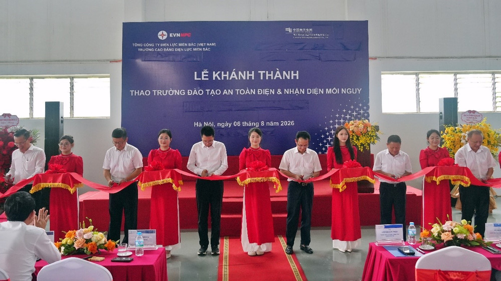 Lãnh đạo Tổng công ty Điện lực miền Bắc thực hiện nghi thức cắt băng khánh thành Thao trường An toàn điện và nhận diện mối nguy tại NPEC. 01.jpg