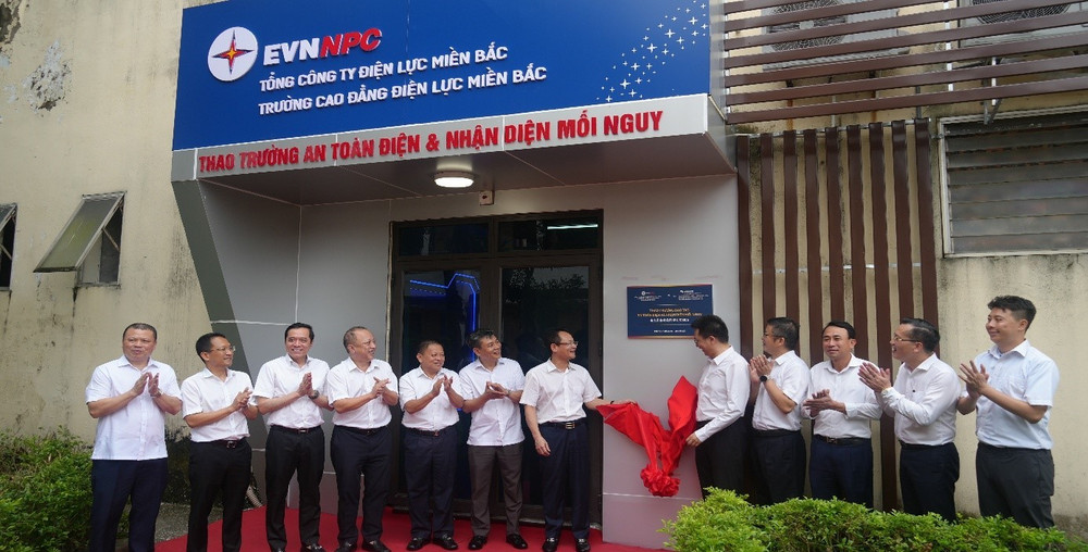 Ban lãnh đạo EVNNPC cùng các đại biểu thực hiện nghi thức gắn biển công trình Thao trường An toàn điện và nhận diện mối nguy, chính thức đưa công trình vào vận hành phục vụ công tác đào tạo. 09.jpg