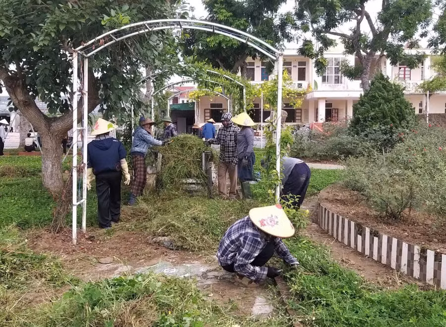Giáo viên và phụ huynh Trường Tiểu học Cẩm Quang dọn dẹp vệ sinh trường lớp chuẩn bị đón học sinh tựu trường. 1786324217911-2086216118838149435-3734220281905729306-262ebbfe807e6bfdd032ef9de8b66b55.jpg