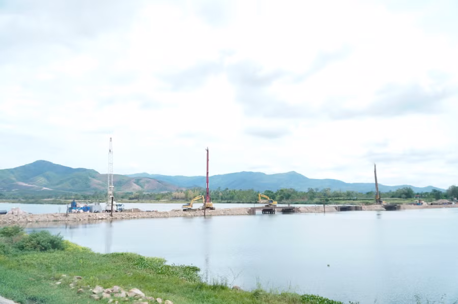 Hàng trăm máy móc, thiết bị thi công xây dựng đường bộ cao tốc Quy Nhơn - Pleiku. z8134731593758-a4d722e9b7a41b6e6c0dfe2ee3514120.jpg