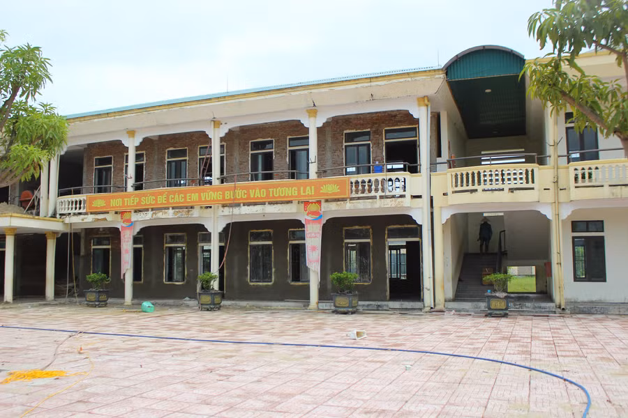 Dãy nhà cao tầng gồm 12 phòng học cùng nhà hiệu bộ tại Trường Tiểu học Cẩm Quang (xã Cẩm Xuyên) được đầu tư hơn 3,5 tỷ đồng từ nguồn hỗ trợ khắc phục hậu quả bão lụt. img-1960.jpg