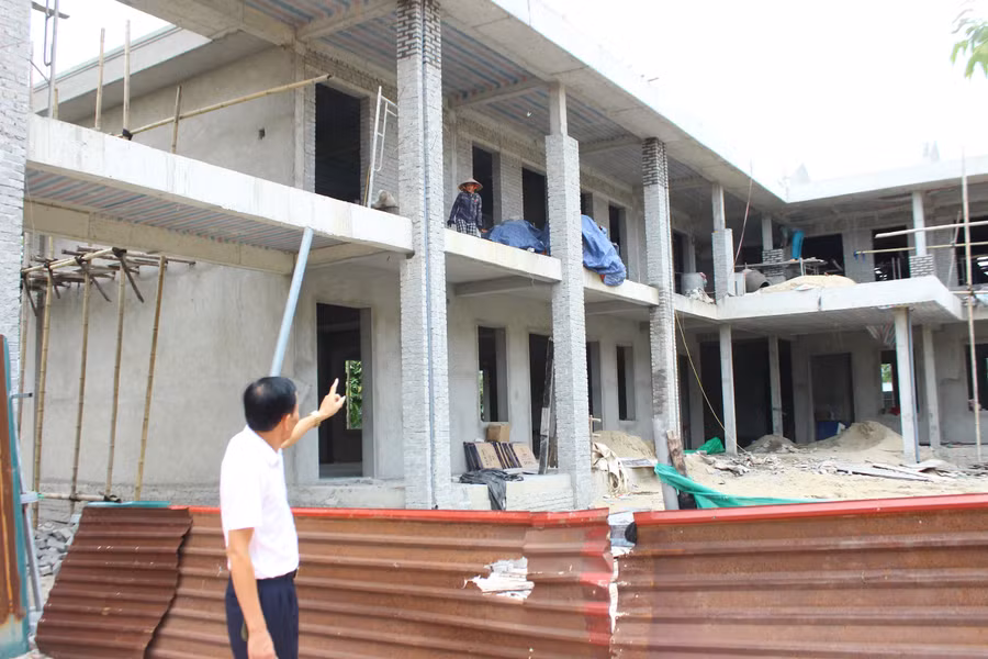 Dãy nhà phòng học 2 tầng đang gấp rút hoàn thiện tại Trường THCS Thị trấn Cẩm Xuyên (xã Cẩm Xuyên, Hà Tĩnh). img-2005.jpg