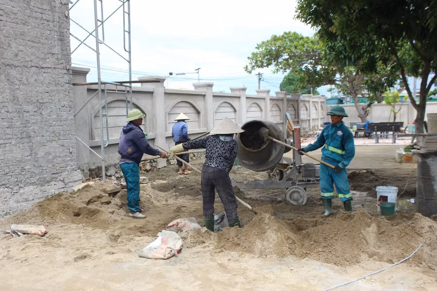 Thời điểm này, đơn vị thi công tại các trường học đang gấp rút hoàn thành các hạng mục để đưa vào sử dụng đầu năm học mới. img-1976.jpg