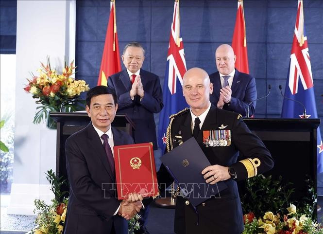 Tổng Bí thư, Chủ tịch nước Tô Lâm và Thủ tướng New Zealand Christopher Luxon chứng kiến trao văn kiện hợp tác giữa hai nước. Ảnh: Thống Nhất/TTXVN Tổng Bí thư, Chủ tịch nước Tô Lâm và Thủ tướng New Zealand Christopher Luxon chứng kiến trao văn kiện hợp tác giữa hai nước. Ảnh: Thống Nhất/TTXVN