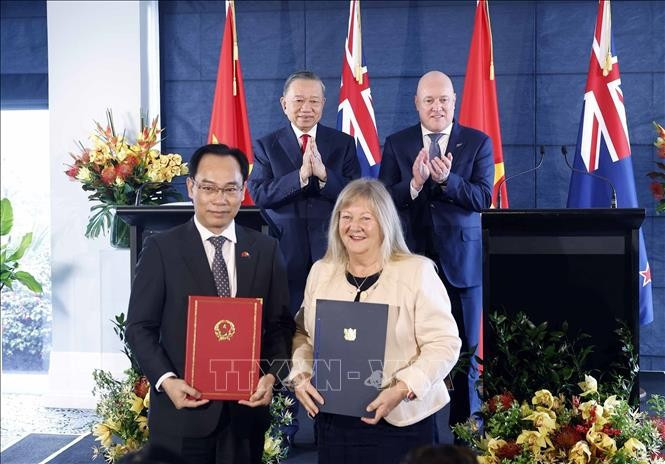 Tổng Bí thư, Chủ tịch nước Tô Lâm và Thủ tướng New Zealand Christopher Luxon chứng kiến trao văn kiện hợp tác giữa hai nước. Ảnh: Thống Nhất/TTXVN Tổng Bí thư, Chủ tịch nước Tô Lâm và Thủ tướng New Zealand Christopher Luxon chứng kiến trao văn kiện hợp tác giữa hai nước. Ảnh: Thống Nhất/TTXVN