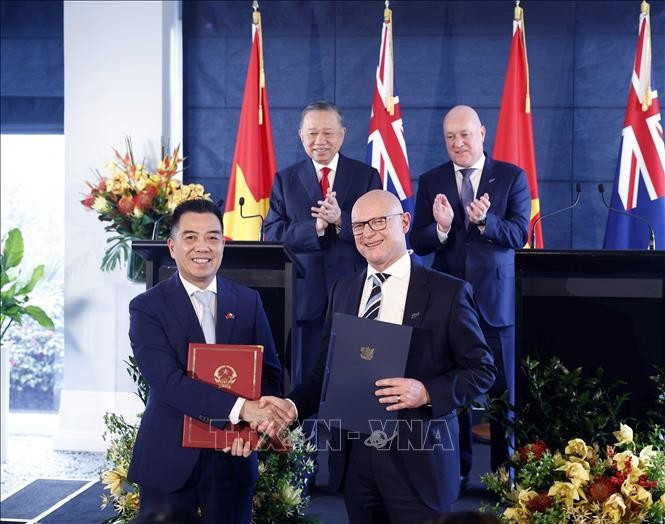 Tổng Bí thư, Chủ tịch nước Tô Lâm và Thủ tướng New Zealand Christopher Luxon chứng kiến trao văn kiện hợp tác giữa hai nước. Ảnh: Thống Nhất/TTXVN Tổng Bí thư, Chủ tịch nước Tô Lâm và Thủ tướng New Zealand Christopher Luxon chứng kiến trao văn kiện hợp tác giữa hai nước. Ảnh: Thống Nhất/TTXVN
