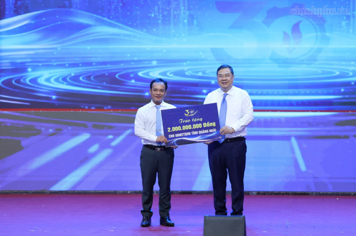 Phó Thủ tướng Thường trực trao tặng 2 tỷ đồng cho Ủy ban Mặt trận Tổ quốc Việt Nam tỉnh Quảng Ngãi - Ảnh: chinhphu.vn/Phương Nguyên