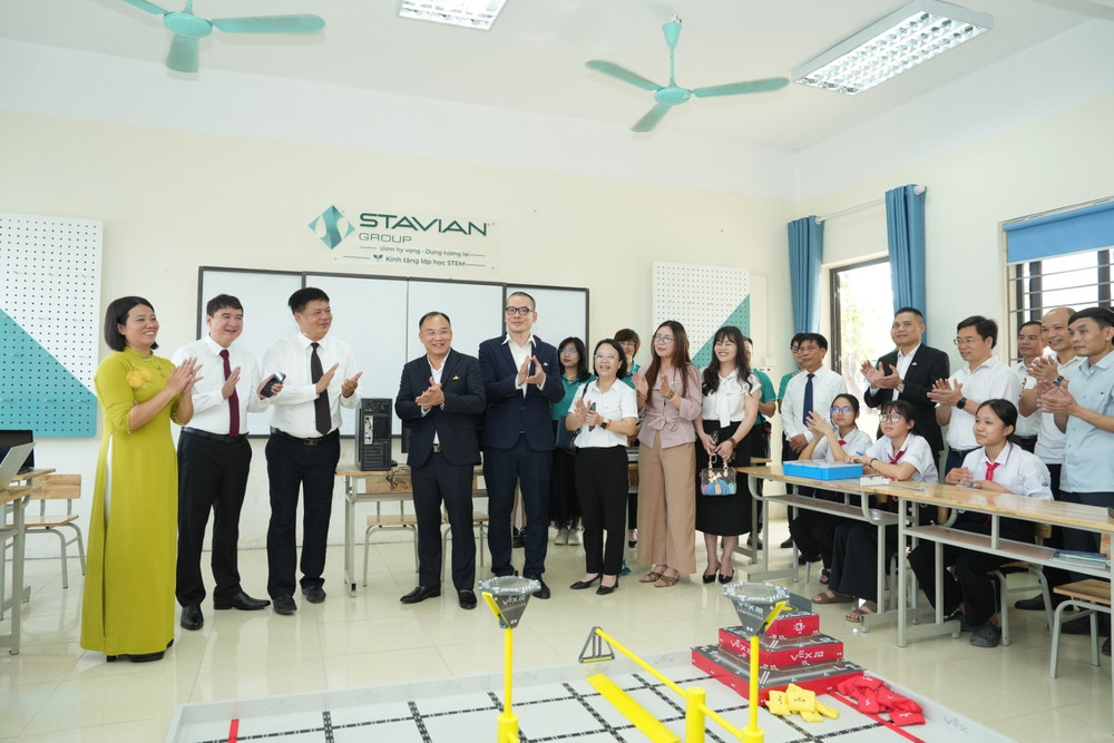 Đoàn đại biểu tại lớp học STEM tại trường THCS Trung Chính do Tập đoàn Stavian tài trợ. doan-dai-bieu-tai-lop-hoc-stem-tai-truong-thcs-trung-chinh-do-tap-doan-stavian-tai-tro-1.jpg