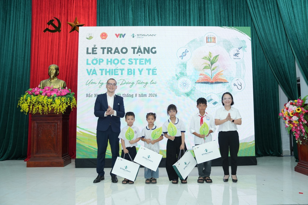 tap-doan-stavian-trao-hoc-bong-cap-la-yeu-thuong-cho-cac-em-nho-co-hoan-canh-kho-khan-1.jpg