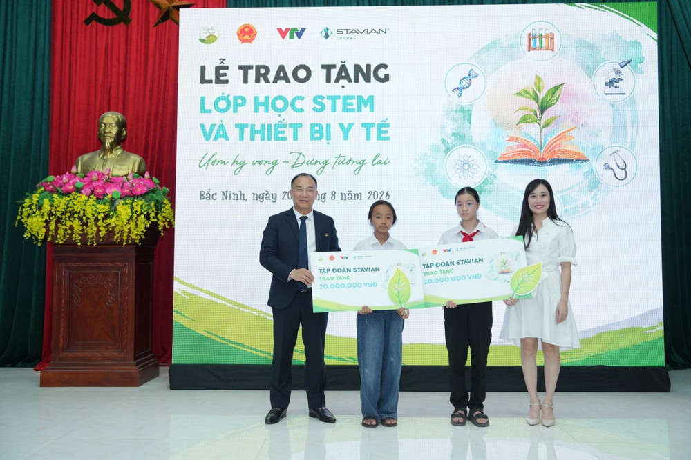 Tập đoàn Stavian trao học bổng Cặp lá yêu thương cho các em nhỏ có hoàn cảnh khó khăn. tap-doan-stavian-trao-hoc-bong-cap-la-yeu-thuong-cho-cac-em-nho-co-hoan-canh-kho-khan-2.jpg