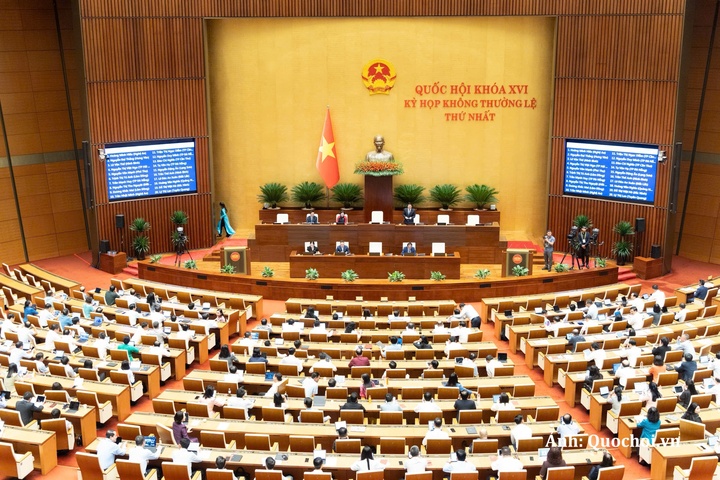 Phó Chủ tịch Quốc hội Nguyễn Hồng Diên điều hành phiên thảo luận.