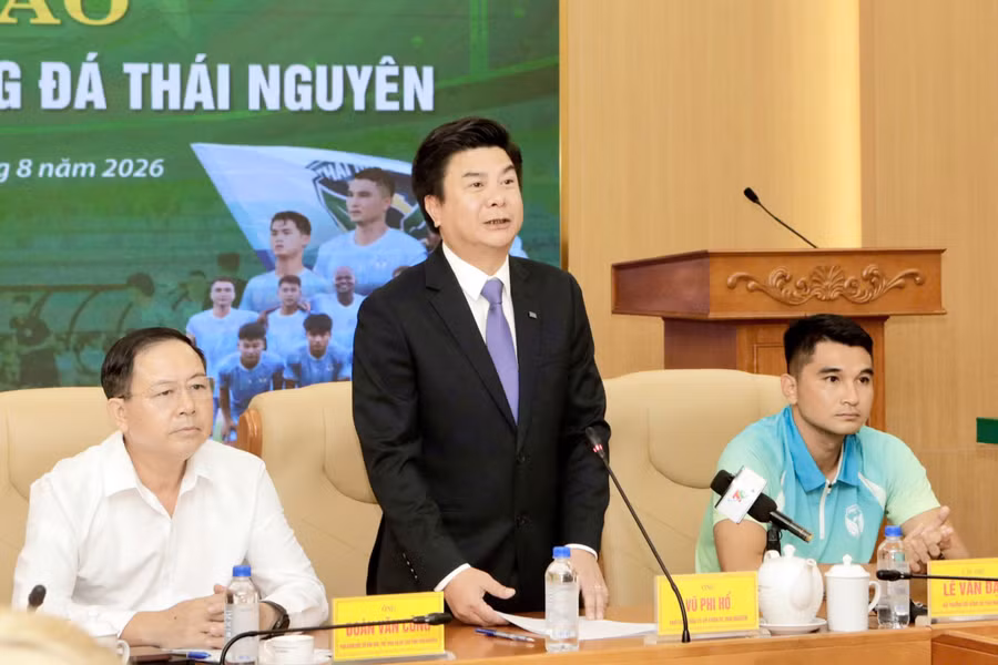 Ông Vũ Phi Hổ, Chủ tịch HĐQT Công ty cổ phần FC Thái Nguyên, Chủ tịch CLB bóng đá Thái Nguyên trao đổi thông tin tại cuộc họp báo ra mắt đội bóng. 32219a1117a396fdcfb2.jpg