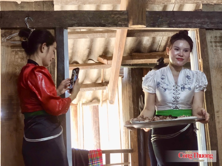 Ẩm thực Than Uyên được các KOL livestream trên các nền tảng xã hội.