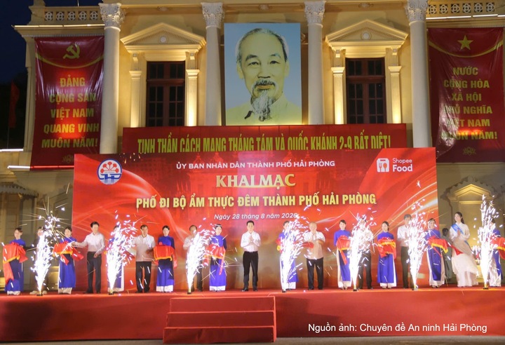 Lãnh đạo TP. Hải Phòng và đại diện các sở, ngành, doanh nghiệp cắt băng khai mạc Phố đi bộ, ẩm thực đêm Hải Phòng.