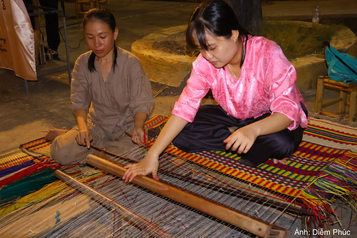 Hoạt động trải nghiệm làm chiếu.
