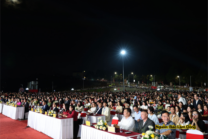 Đông đảo nhân dân và du khách theo dõi chương trình.
