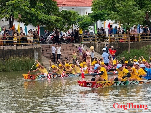 Cứ mỗi độ tháng 8 trở đi trên con sông Kiến Giang hiền hoà, tiếng trống, tiếng mõ lại rộn ràng