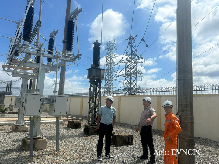 Lãnh đạo EVNCPC kiểm tra hiện trường, chỉ đạo tháo gỡ các khó khăn vướng mắc trong thi công các công trình trọng điểm.