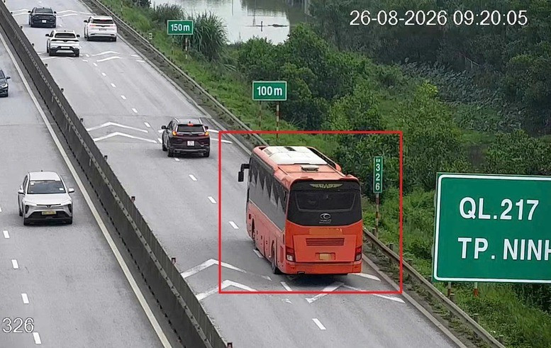 Phó Thủ tướng Thường trực Phạm Gia Túc yêu cầu rà soát, đánh giá kỹ quy định hiện hành về khoảng cách an toàn và mức phạt, điều kiện thực tiễn, các giải pháp căn cơ bảo đảm an toàn giao thông. Ảnh: VGP Phó Thủ tướng Thường trực Phạm Gia Túc yêu cầu rà soát, đánh giá kỹ quy định hiện hành về khoảng cách an toàn và mức phạt, điều kiện thực tiễn, các giải pháp căn cơ bảo đảm an toàn giao thông. Ảnh: VGP