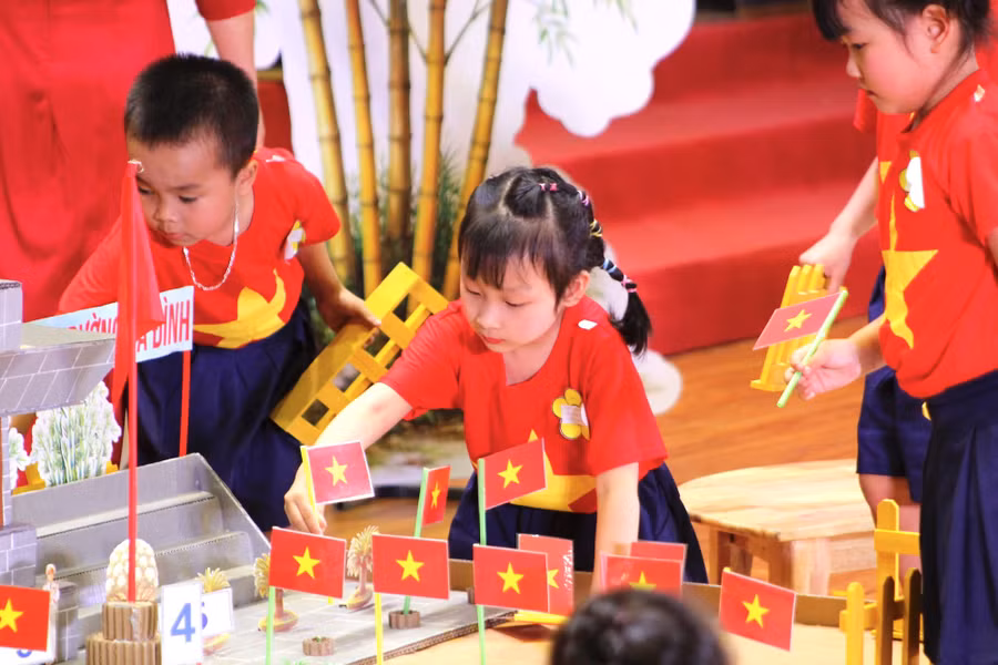 Tăng cường trải trải nghiệm thực hành giúp trẻ phát triển tư duy.
