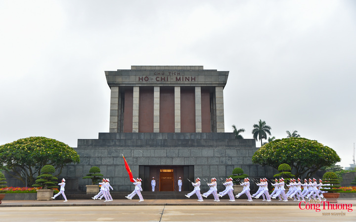 Nghi lễ Thượng cờ trên Quảng trường Ba Đình được đề xuất để tưởng nhớ đến vị lãnh tụ vĩ đại của dân tộc và được Chính phủ phê duyệt vào năm 2001, đúng dịp kỷ niệm 111 năm ngày sinh Chủ tịch Hồ Chí Minh.