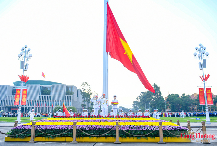 Khi Quốc kỳ được kéo lên, Nghi lễ chào cờ được bắt đầu cùng với Quốc ca.