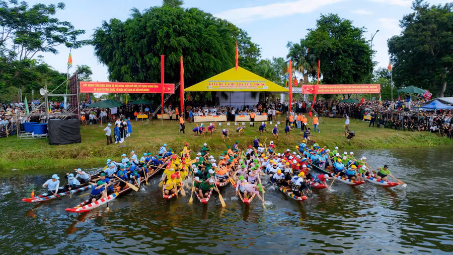 Giải đua ghe truyền thống lần thứ 37 của TP Huế trên sông Hương. 1788320815479-6439880527419115493-g6032860714818333443-898c623a4314325a02a8f57906ff25b2.jpg