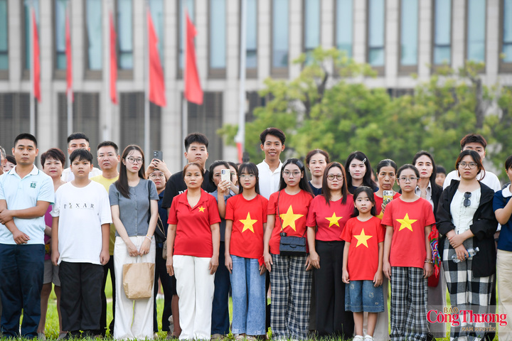 Đông đảo nhân dân có mặt tại khu vực quảng trường Ba Đình dự lễ chào cờ thiêng liêng sáng 2/9