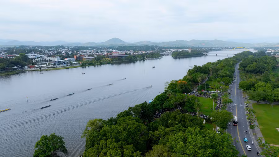 Khung cảnh đua ghe nhìn từ trên cao. 1788320815493-6439880527419115493-g6032860714818333443-3bdbfaf62c50ef161ea10df3b8861d2e.jpg