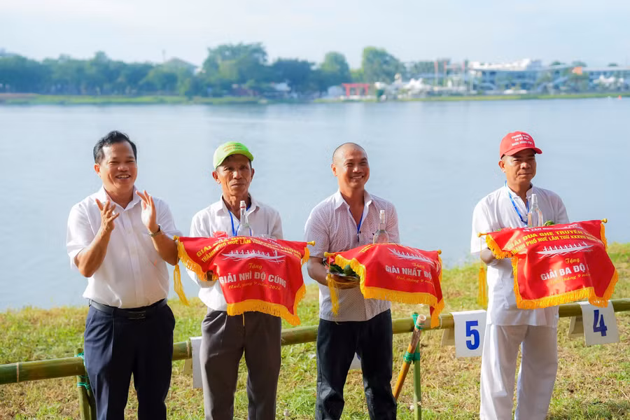 Trao giải cho các đội đua. (Ảnh: Đình Hoàng) 1788320815505-6439880527419115493-g6032860714818333443-c480d6305c57a09be868aca59735b9d1.jpg