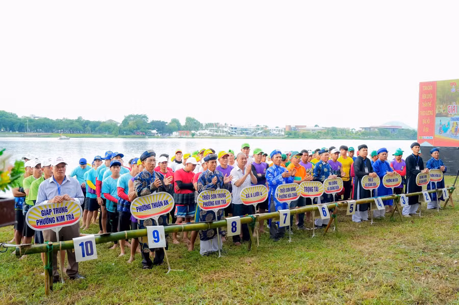Giải truyền thống có 10 đội đua từ 10 phường, xã. 1788320815501-6439880527419115493-g6032860714818333443-d587dc7dc03cdb3f77c6bb7d50f6d39b.jpg